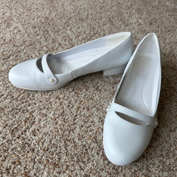 Temple Shoes - Picture 1 of 2